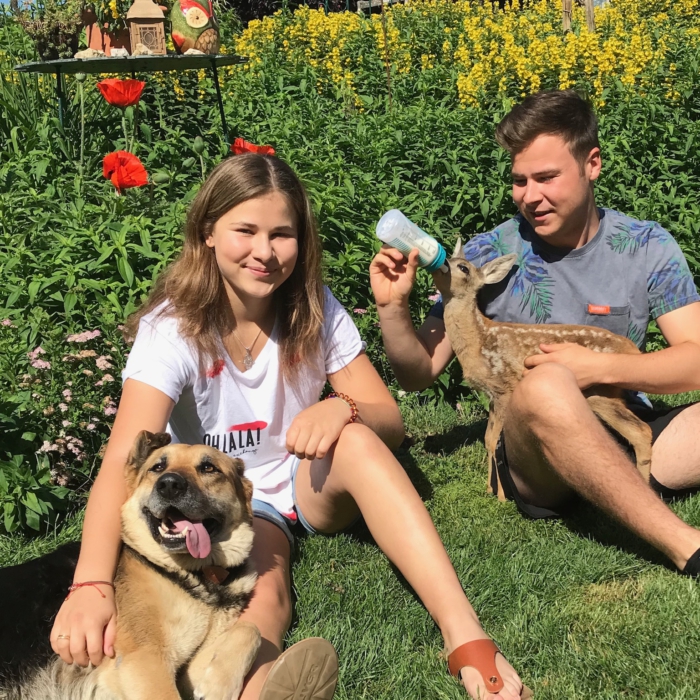 Familie mit Hund und Reh